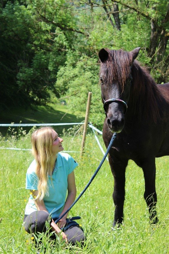 Anina Winter mit einem Islandpferd