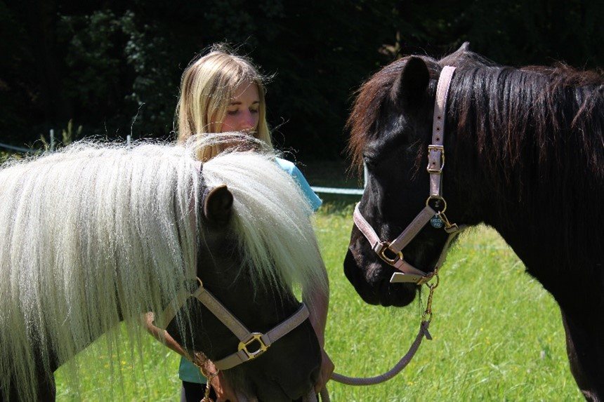 Anina Winter mit ihren Pferden